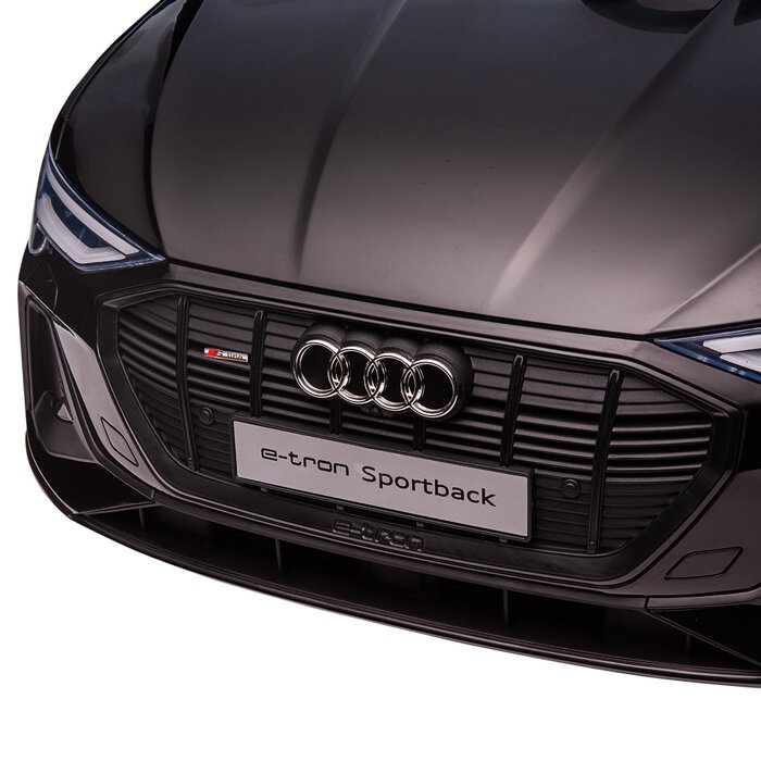 Електромобіль HOMCOM Audi e-tron 12V для дітей 3-5 років. Реалістичний дизайн, дистанційне керування, безпечний ремінь, музика (MP3/USB/TF), швидкість до 3-5 км/год. Чорний колір.