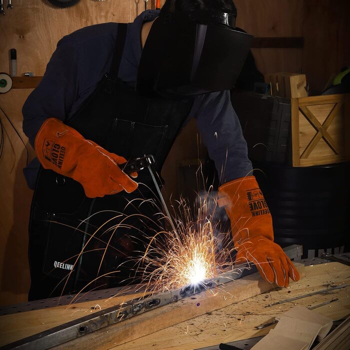 Зварювальна шкура QeeLink зі зварювальними рукавичками - шкіряна шкура з 6 кишенями, вогнестійка та термостійка робоча шкура (Чорний - 61 x 91 см)