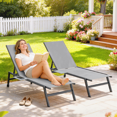 Набір з 2 садових шезлонгів з регульованою спинкою (5 положень), бічним столиком, 2 колесами та антиковзними ніжками, сірий колір