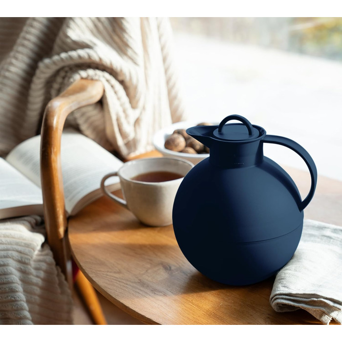 Термокружка Alfi KUGEL 0.94л, темно-синій матовий пластик, з термоізоляцією, з скляною вставкою, з поворотним закриттям, дизайнерська модель, кулькоподібна термокружка, ідеальна для кави та чаю, BPA-free, 940 мл, темно-синій матовий