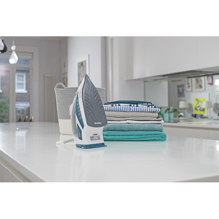 Праска Breville Powersteam 2600W з керамічною підошвою, 220г парового удару, вертикальним паровим струменем, автовимкнення, білий/блакитний