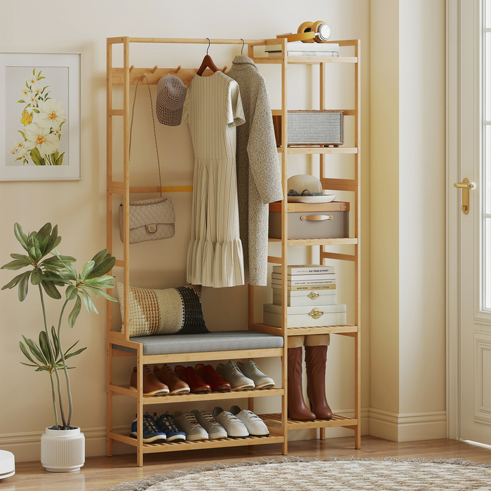 Етажерка для одягу з полицею для взуття, гачками для одягу, вішалкою для пальто, лавкою з подушкою – ідеальне рішення для передпокою або вхідної зони. Виготовлена з натурального дерева.