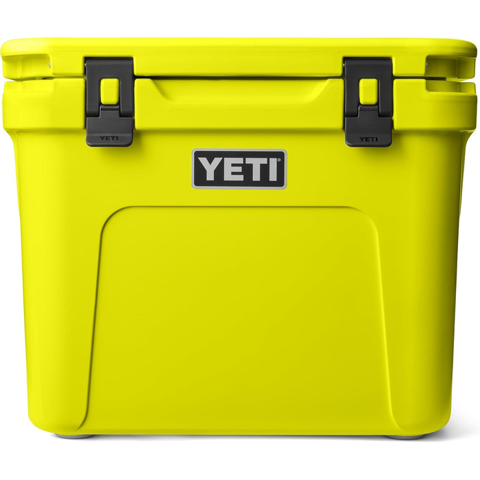 Чорний ящик YETI Roadie 32 на колесах, ізольований (жовтий Firefly)