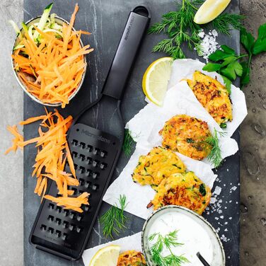 Терка кухонна Microplane Grob з нержавіючої сталі, Made in USA, для сиру, моркви, імбиру, кокосу та хріну, серія Black Sheep (чорна, дуже груба)