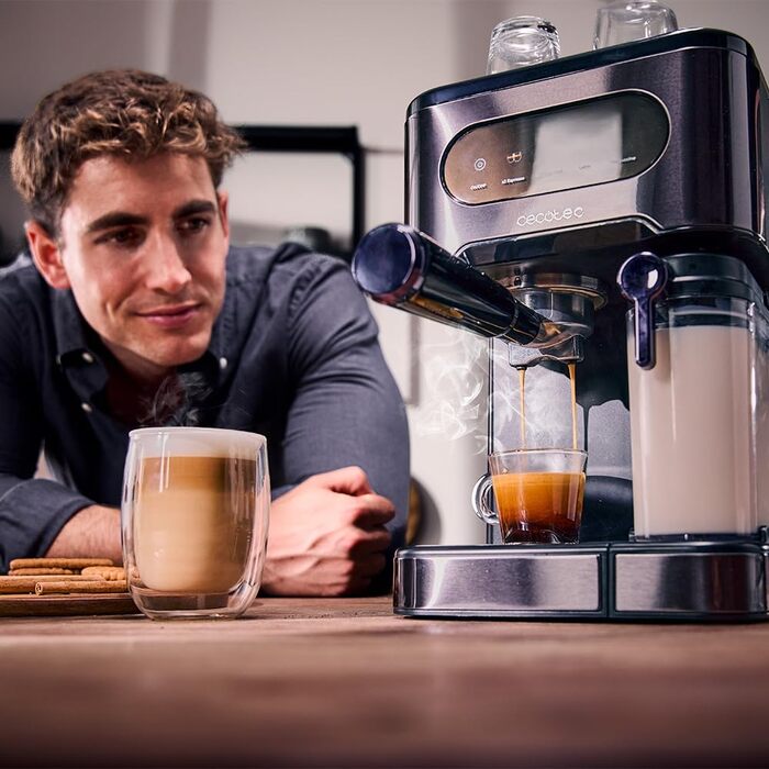Кавомашина Cecotec Halbautomatische Express-Kaffeemaschine Power Espresso 20 ColdBrew Latte: 1350 Вт, 20 бар, холодний/теплий/гарячий, сенсорний екран, 1.5 л резервуар для води, 500 мл молока, підігрівач чашок, подвійний портафільтр