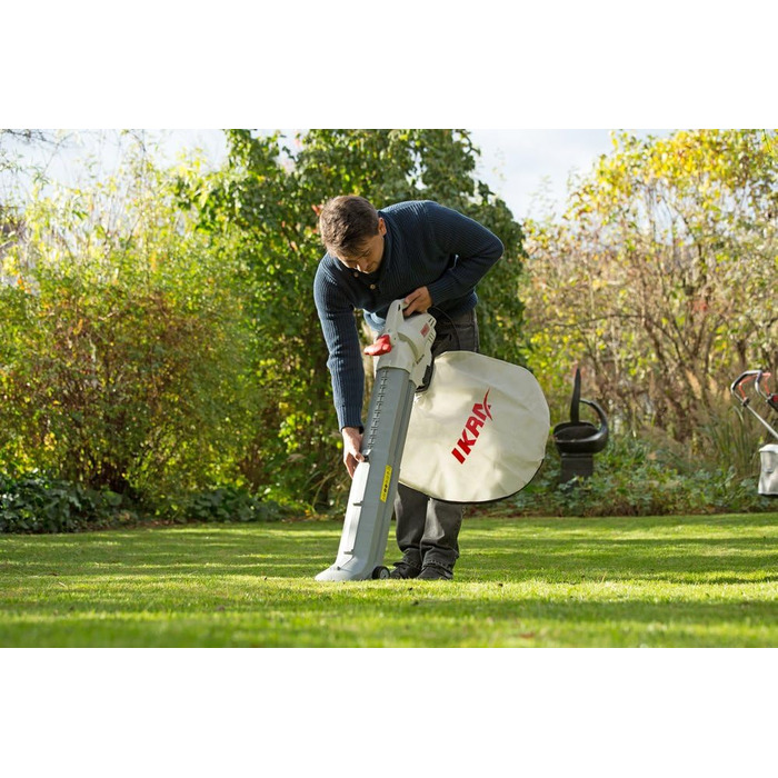 IKRA 74204030 Електричний 3-в-1: пилосос для листя, повітродувка, подрібнювач листя IBV 2800 E, об'єм контейнера 45л, швидкість повітря 275 км/год, 2800 Вт, 230 В, сірий/червоний/чорний