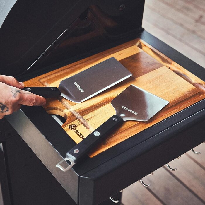 Набір гриль-посуду BURNHARD 5 предметів, 42 см, акацієве дерево, нержавіюча сталь. Комплектація: щипці, лопатка, виделка, щітка, знімач нагару.