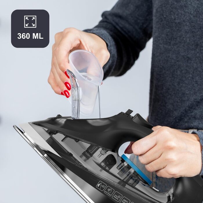 Праска Black+Decker BXIR2606E: 2600W, керамічна підошва, вертикальне прасування, антикальк, 170 г/хв