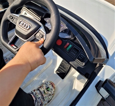 Дитячий електромобіль Audi E-Tron GT RS