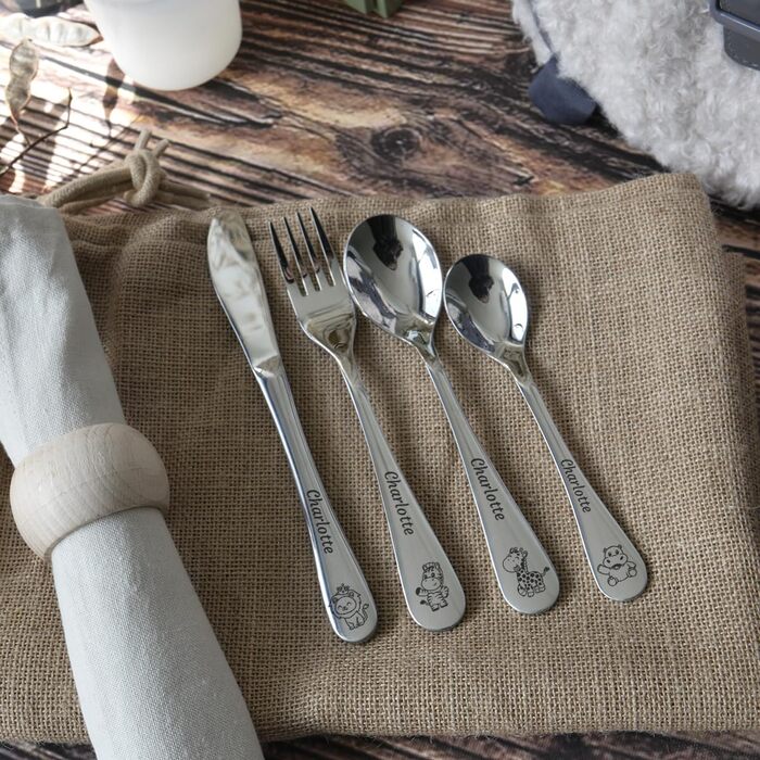 Дитячий столовий набір з гравіюванням імені (Саванна)