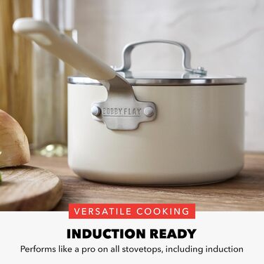 Набір сковорідок GreenPan x Bobby Flay: 20.3 см та 25.4 см, з антипригарним покриттям, без PFAS, з алмазної кераміки, для індукційних плит, з силіконовою ручкою, легко миються, сумісні з посудомийною машиною. Також входить каструля 1.67 л з кришкою, кремо