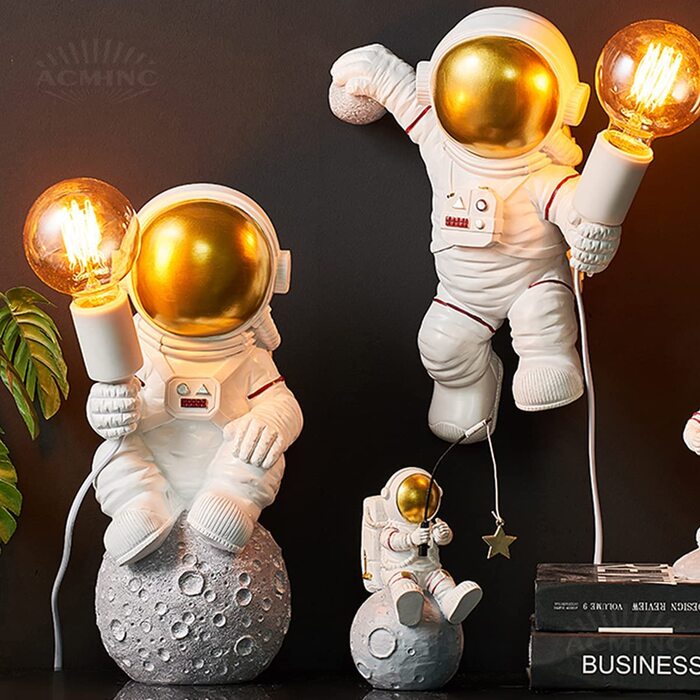 Дитяча настільна лампа у формі астронавта