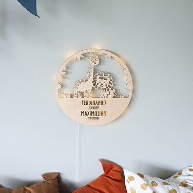 Нічний світильник LAUBLEUST персоналізований для дитячої кімнати - Лев і жираф-30x0, 4 см-натуральний настінний світильник Дерев'яний-Бра для укладання дитини спати-Настінний світильник для дитячої кімнати (2 назви і 2 дати)