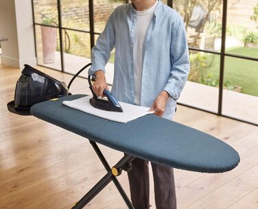 Прасувальна дошка Joseph Joseph Glide Plus 135 x 45 см з регулюванням висоти та стійкою до нагрівання поверхнею для прасування, зручне зберігання, 4-шаровий бавовняний чохол, чорний/синій