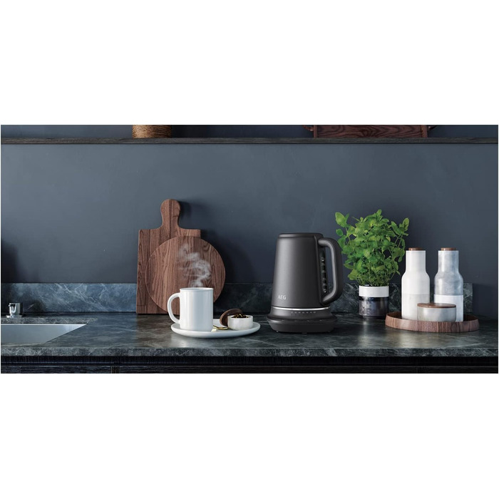Електричний чайник AEG K7-1-6BP: 1.7 л, 7 температур, захист від накипу, LED-дисплей, сірий