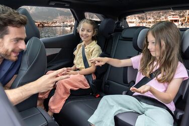 Автокрісло Bebeconfort Disney Hera i-Fix 100-150 см (3.5-12 років) Miss Minnie Graphite - легке, з регульованим підголівником