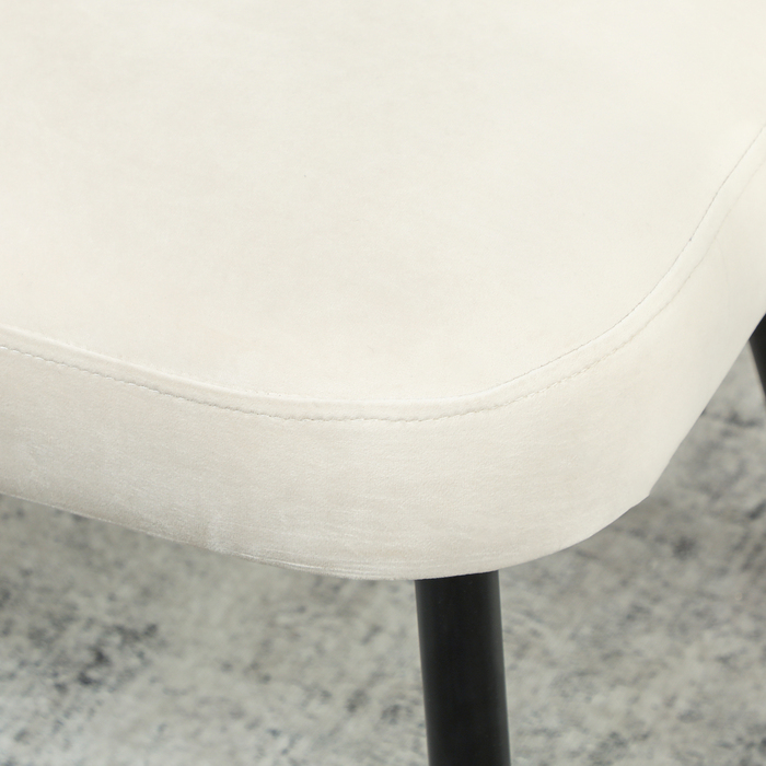 Двомісний диван, сучасний м'який диван з металевим та дерев'яним каркасом, оксамитовий (або велюровий) чохол, бежевого кольору.