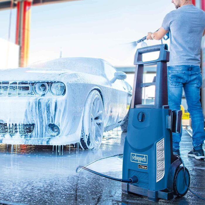 Високотискний мийник Scheppach HCE2400 з аксесуарами (7 шт.) та резервуаром для миючого засобу | 5м шланг | 180 бар | 2400 Вт | продуктивність 480 л/год | мобільний мийник з функцією всмоктування