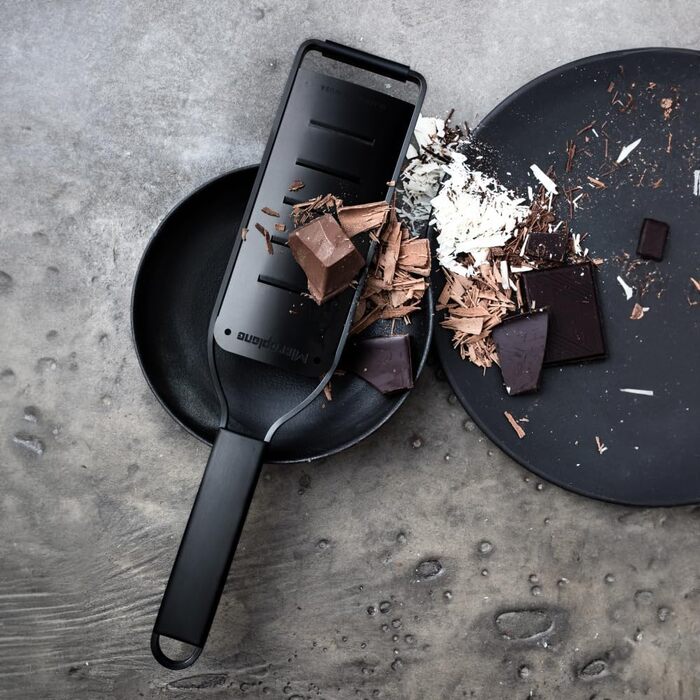 Терка кухонна Microplane Grob з нержавіючої сталі, Made in USA, для сиру, моркви, імбиру, кокосу та хріну, серія Black Sheep (чорна, велика)