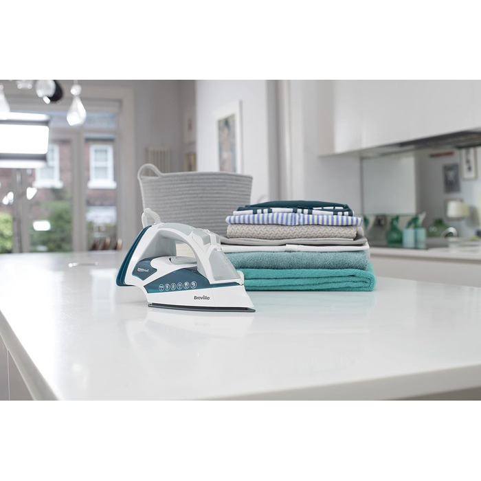 Праска Breville Powersteam 2600W з керамічною підошвою, 220г парового удару, вертикальним паровим струменем, автовимкнення, білий/блакитний