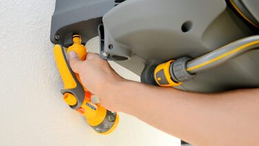 HOZELOCK Автоматичний шланг на котушці Auto Reel 40 м: автоматичне змотування, проста установка. В комплекті: шланг-розпилювач, з'єднувачі, 40 м шланга Hozelock та кріплення. 5 років гарантії [2595R0000] (45 x 49 x 28.4 см)