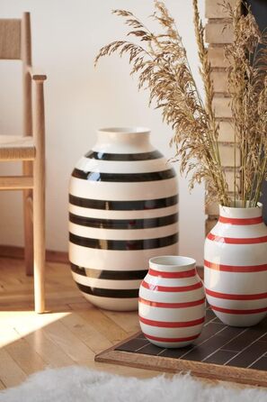 Ваза Kähler Omaggio, чорна, H12.5 см - оригінальний дизайн з ручним розписом