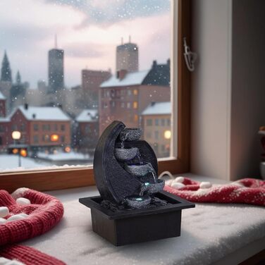 Джерело води Zen'Light Zimmerbrunnen V2 з 4 рівнями, імітація натурального каменю та кольоровим LED-підсвічуванням. Сучасна декор для столу, ідеально для медитації та релаксації. Висота 26 см. Унікальний дизайн.