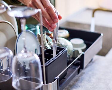 Сушарка для посуду Joseph Joseph Extend з нержавіючої сталі, висувна, компактна, з тримачем для столових приборів та поворотним зливом (Plus, Чорний)