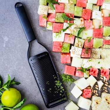 Терка кухонна Microplane Fein з нержавіючої сталі, Made in USA, для пармезану, цитрусових, часнику, чилі та твердих спецій, серія Black Sheep, чорна, тонка леза