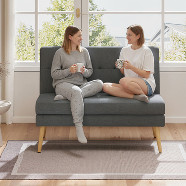 Диван на дво особи, з м'якою стежкою на спинці, на дерев'яних ніжках, з товстим наповнювачем, з текстурою льону, ідеальний для невеликих кімнат, сірого кольору.