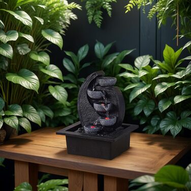 Джерело води Zen'Light Zimmerbrunnen V2 з 4 рівнями, імітація натурального каменю та кольоровим LED-підсвічуванням. Сучасна декор для столу, ідеально для медитації та релаксації. Висота 26 см. Унікальний дизайн.
