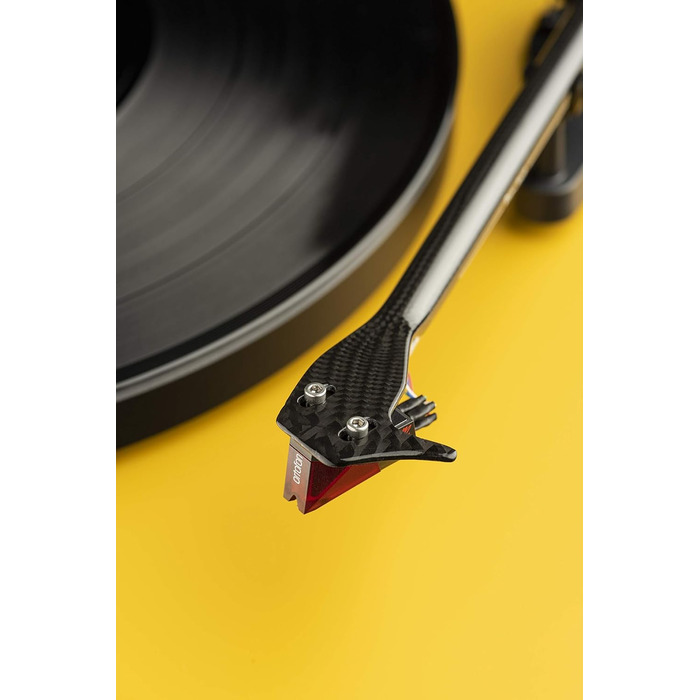 Вініловий програвач Pro-Ject Debut Carbon EVO з карбоновим тонармом, електронним перемикачем швидкостей і картриджем Ortofon 2M Red (сатиновий жовтий)