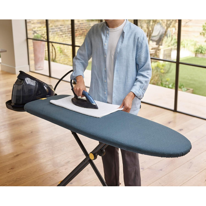 Прасувальна дошка Joseph Joseph Glide Plus 135 x 45 см з регулюванням висоти та стійкою до нагрівання поверхнею для прасування, зручне зберігання, 4-шаровий бавовняний чохол, чорний/синій