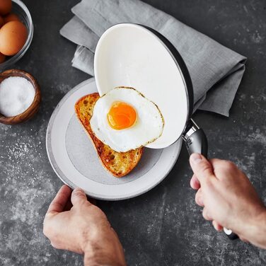 Сковорода GreenPan Rio з антипригарним покриттям Ceramic, без PFAS, Cool-Stay ручка, безпечна у духовці до 160°C, придатна для миття в посудомийній машині, чорно-кремова, 18 см