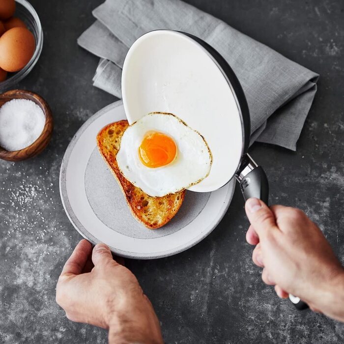 Сковорода GreenPan Rio з антипригарним покриттям Ceramic, без PFAS, Cool-Stay ручка, безпечна у духовці до 160°C, придатна для миття в посудомийній машині, чорно-кремова, 18 см