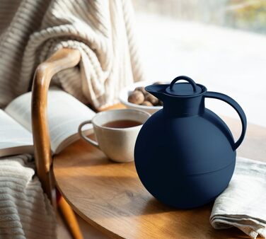 Термокружка Alfi KUGEL 0.94л, темно-синій матовий пластик, з термоізоляцією, з скляною вставкою, з поворотним закриттям, дизайнерська модель, кулькоподібна термокружка, ідеальна для кави та чаю, BPA-free, 940 мл, темно-синій матовий