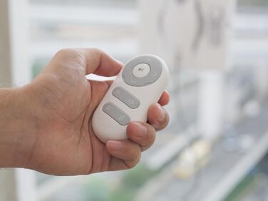 Робот для миття вікон Hutt W8 з пультом дистанційного керування | 2-фазне розпилення, 3800Pa всмоктування | 80 мл бак, розпізнавання країв | Для скла, плитки, дзеркал (4 серветки для миття, страхувальний трос в комплекті)