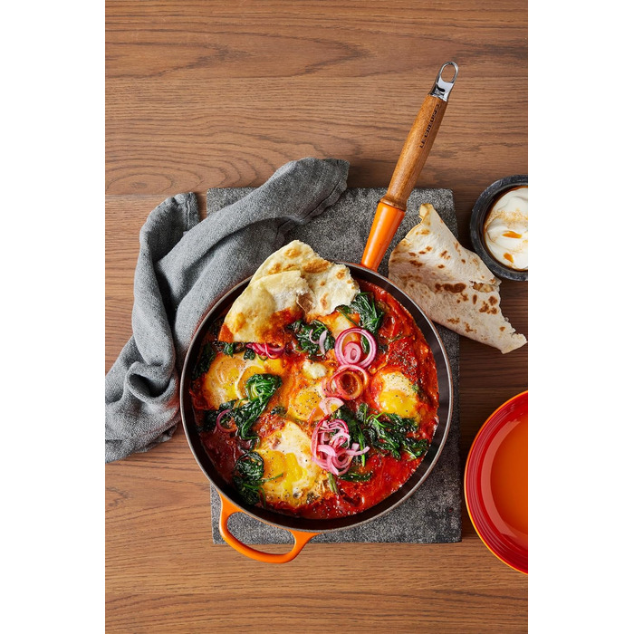 LE CREUSET сковорода жаровня з чавуну з дерев'яним ручками 28 см, колір 'Огневий Рубін'