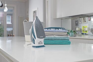Праска Breville Powersteam 2600W з керамічною підошвою, 220г парового удару, вертикальним паровим струменем, автовимкнення, білий/блакитний