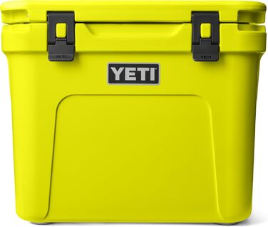 Чорний ящик YETI Roadie 32 на колесах, ізольований (жовтий Firefly)
