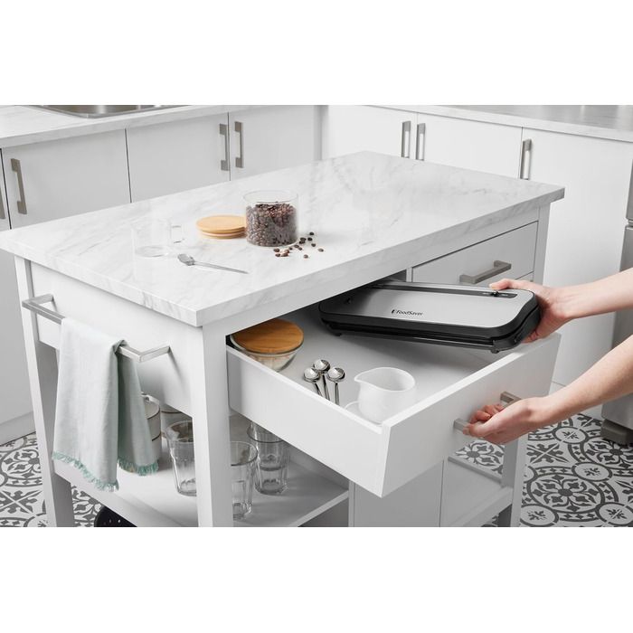 Вакууматор для продуктів Foodsaver FFS005X з вбудованим відсіком для рулонів, різаком та режимом для делікатних продуктів, комплект вакуумних пакетів