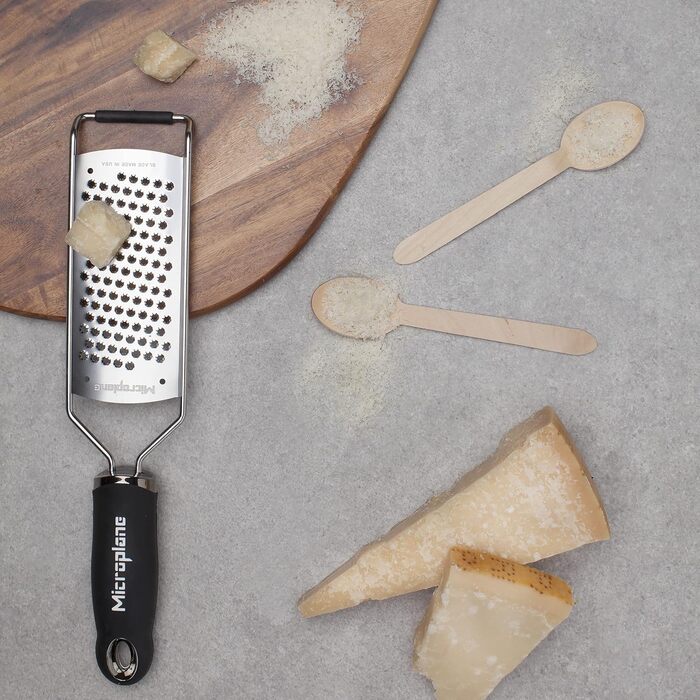 Мікроплан Зірковий ніж кухонна тертка для сиру, цитрусових, шоколаду, імбиру, мускатного горіха та кориці, чорна з нержавіючою сталлю, Made in USA