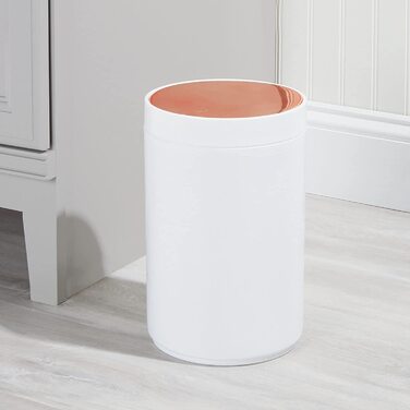 Зручний кухонний кошик mDesign-Сучасний бамбуковий та пластиковий кошик для ванної кімнати, офісу та кухні-міцний кошик для сміття з кришкою-кольори бамбука та білий (Білий / Рожеве золото)