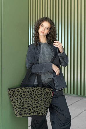 Сумка-шопер Reisenthel Shopper M Teddy Leo Olive – містка та стильна, з водовідштовхувального матеріалу