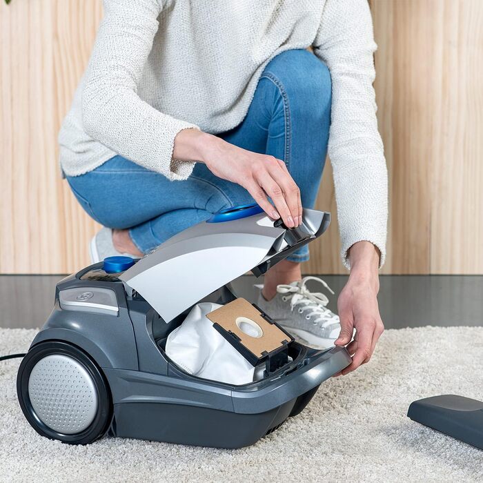 Пилосос з мішком BLACK+DECKER BXVMB700E, 700 Вт, 4 л, сірий