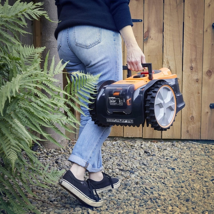 Робот-газонокосарка LawnMaster VBRM16 OcuMow для саду до 100 м², бездротовий та ефективний