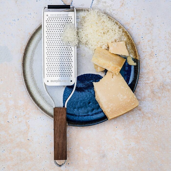 Терка Microplane Master для цитрусових, твердого сиру, імбиру, шоколаду та мускатного горіха, дрібна, з ручкою з горіхового дерева, леза з нержавіючої сталі, вироблено в США