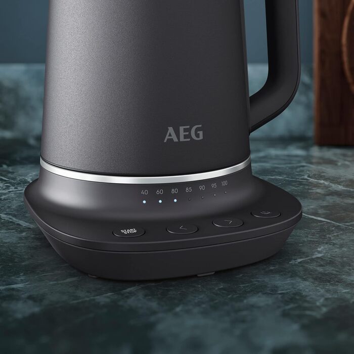 Електричний чайник AEG K7-1-6BP: 1.7 л, 7 температур, захист від накипу, LED-дисплей, сірий