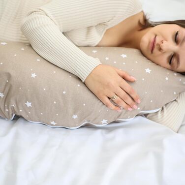 Подушка для сну на бік для малюків Totsy Baby, 190 см, з мусліновою наволочкою, Oeko-Tex (Бежева з білими зірками)