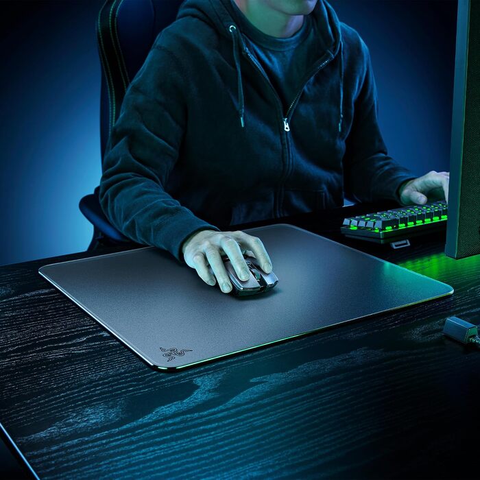 Скляний килимок для миші Razer Atlas — преміум ігровий килимок із загартованого скла, мікрогравірована гладка поверхня, стійкість до бруду та подряпин, чорний (450 x 400 x 5 мм)